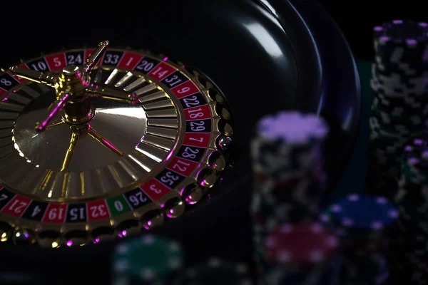 Live dealer spinning the roulette wheel at lgoking Speed Roulette table